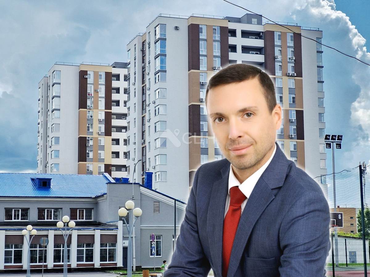 На фото Антон Марсов на фоне многоквартирного жилого дома в г. Саров по пр. Музрукова, 39