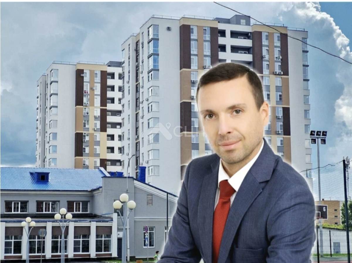 На фото руководитель агентства СЦН Антон Марсов и многоквартирные дома пр Музрукова 39 в Сарове