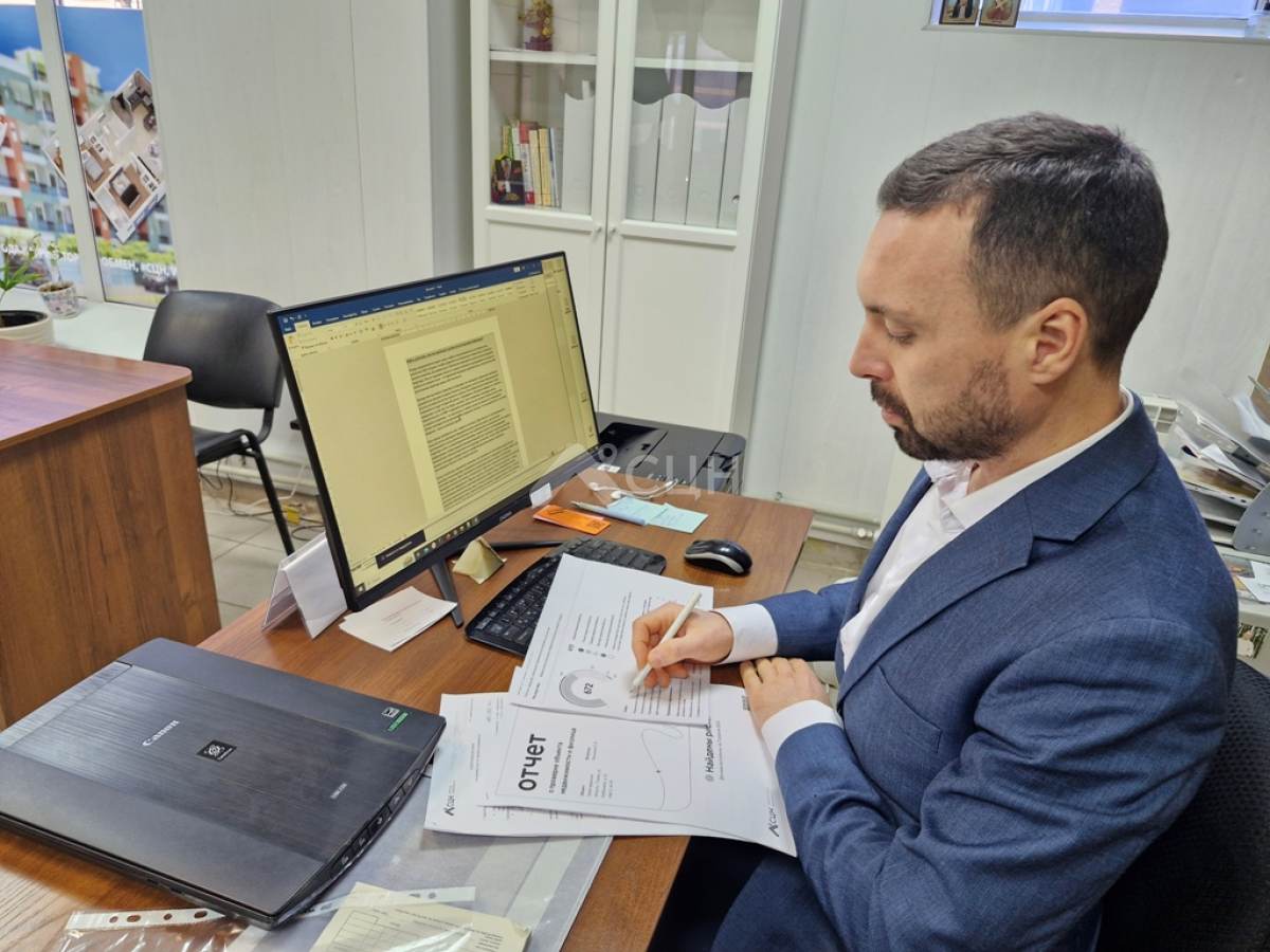 Антон Марсов - руководитель агентства СЦН, а по совместительству юрист-жилищник, проверяет документы перед сделкой по продаже квартиры