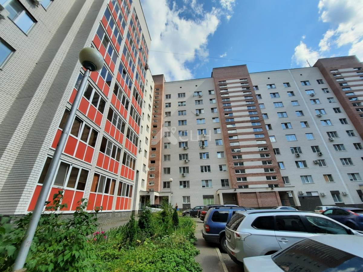 На фото многоквартирный жилой дом в Сарове по пр Музрукова 37, который подходит под программу Семейная ипотека на вторичку. Вид со двора.